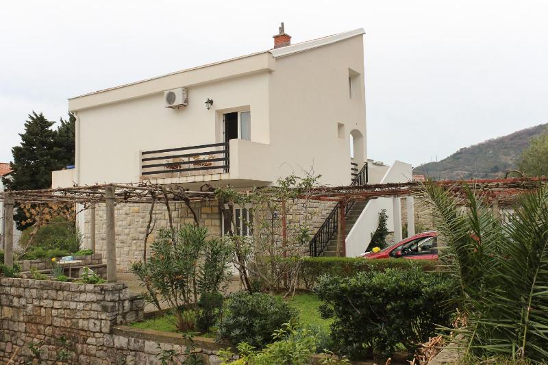 Apartment with Mountain View image 2