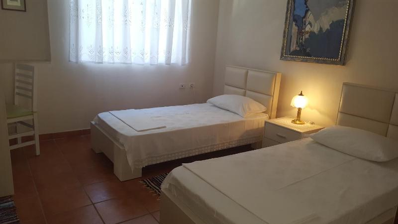 Small Twin Room image 3