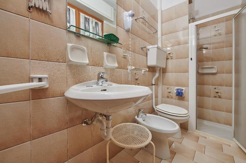 Economy Double or Twin Room image 2