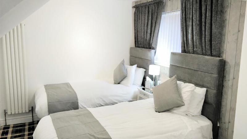 Deluxe Twin Room image 2