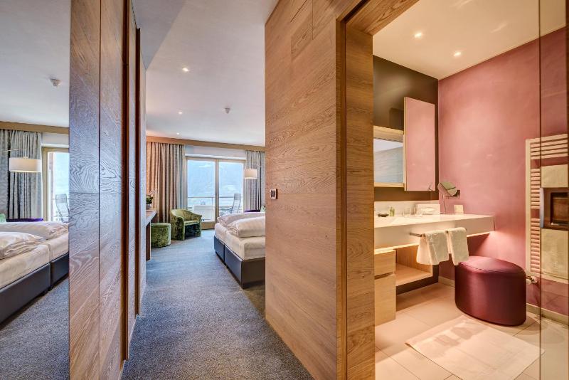 Deluxe Double Room with View image 3