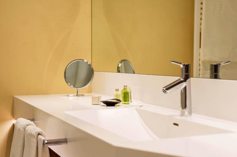 Deluxe Double Room with View image 4