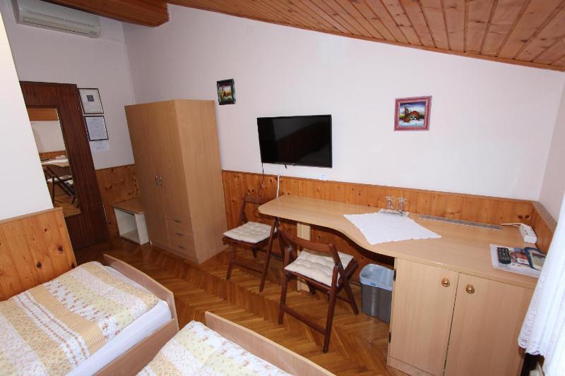 Twin Room image 2