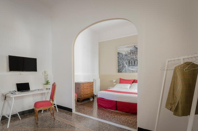 Deluxe Double or Twin Room image 4