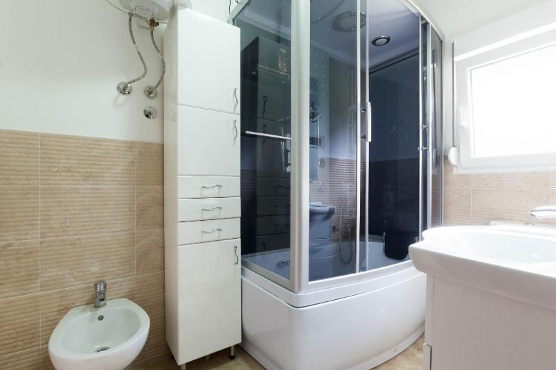 Single Room image 4