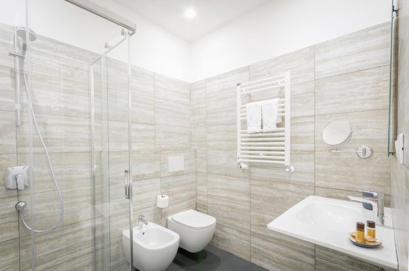 Deluxe Room (2 Adults + 1 Child) image 4