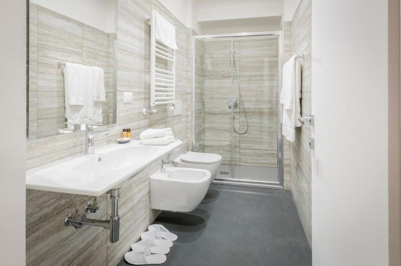 Deluxe Double or Twin Room image 2