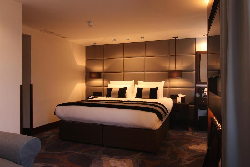 Deluxe Triple Room image 3