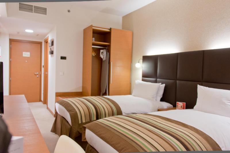 Ramada by Wyndham Oradea - image 40