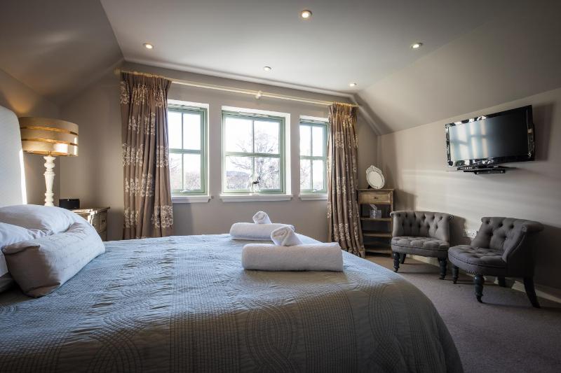 Large Double Room image 1