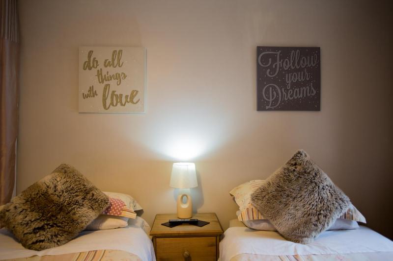 Twin Room with Ensuite Bathroom image 1