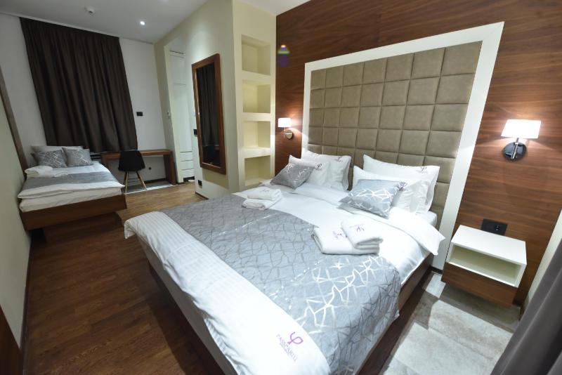 Economy Triple Room image 4