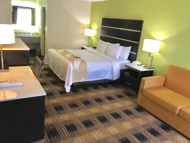 Queen Room with Two Queen Beds - Non-Smoking image 2