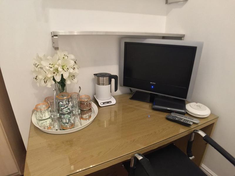 Large Double Room with Shared Bathroom image 3