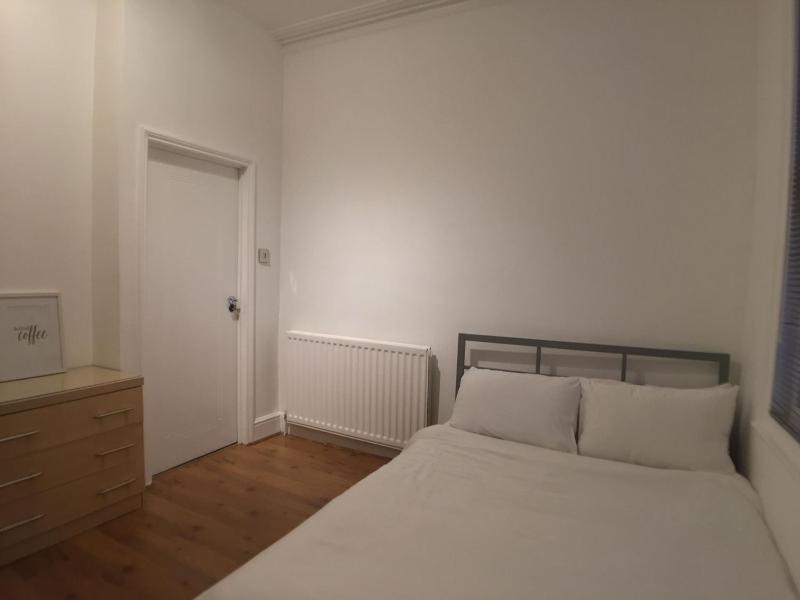 Large Double Room with Shared Bathroom image 4
