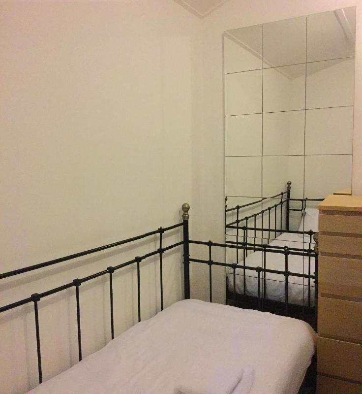 Single Room with Shared Bathroom image 3