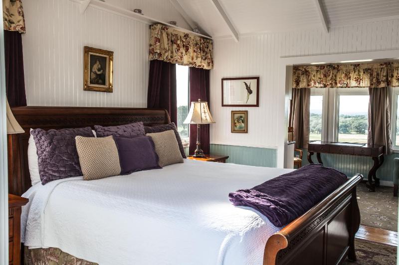 Deluxe Double Room with Balcony image 4