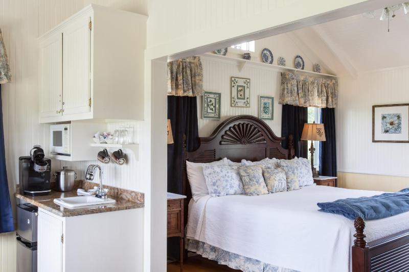 Deluxe Double Room with Balcony image 3