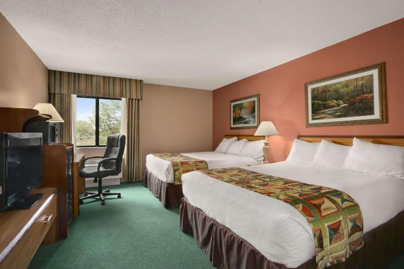 Deluxe Queen Room with Two Queen Beds - Non-Smoking image 3