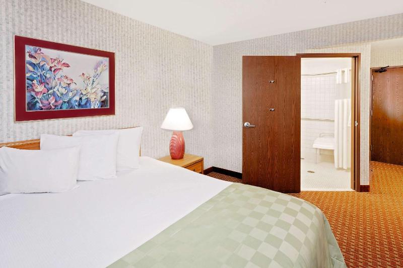 Queen Room - Disability Access - Non-Smoking image 2