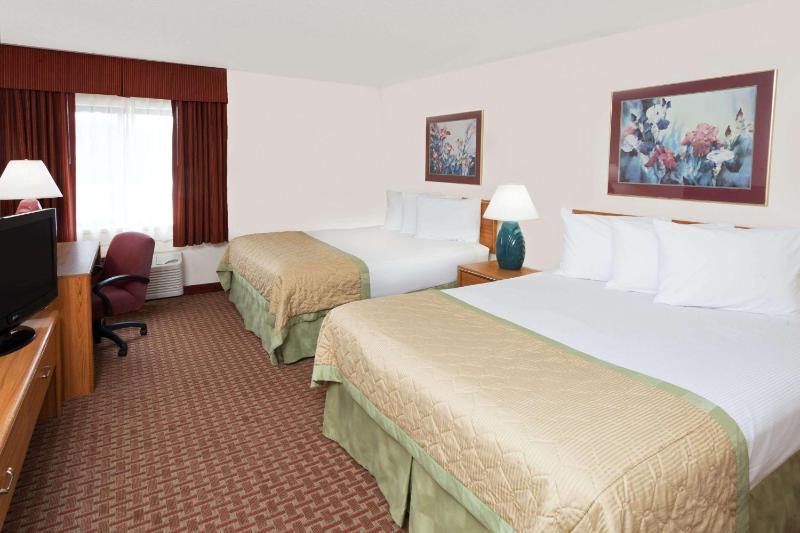 Queen Room with Two Queen Beds - Non-Smoking image 2