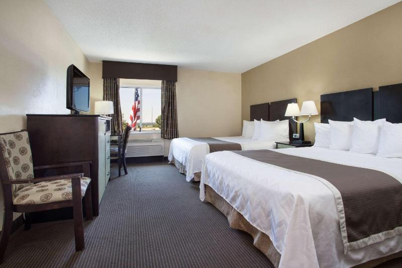 Queen Room with Two Queen Beds - Non-Smoking image 1