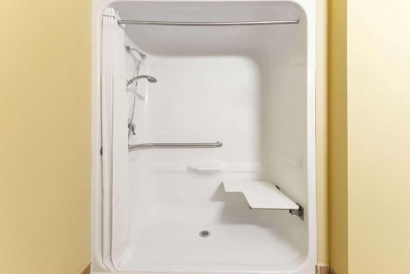 King Room with Roll-In Shower - Mobility Access/Non-Smoking image 2