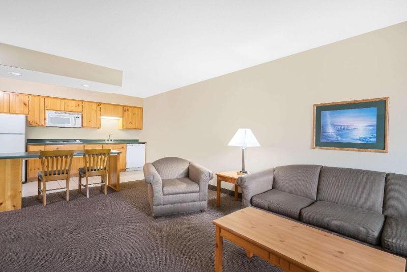 Deluxe Queen Suite with Two Queen Beds - Disability Access - Non-Smoking image 1