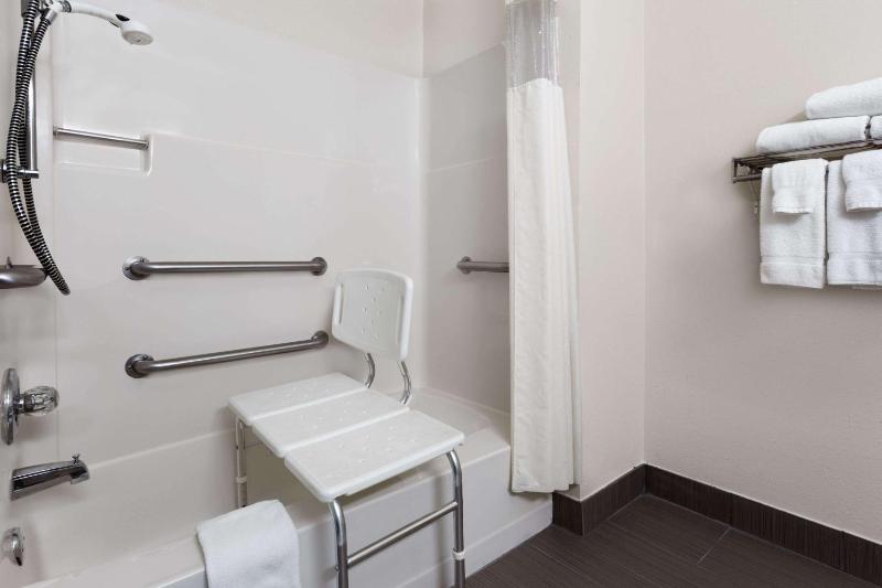 Queen Room - Disability Access/Non-Smoking image 3