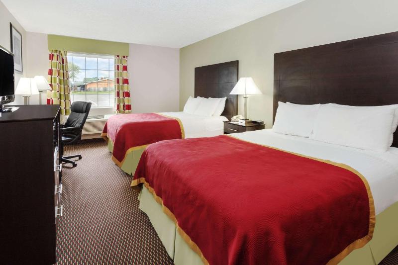 Queen Room with Two Queen Beds - Non-Smoking image 4