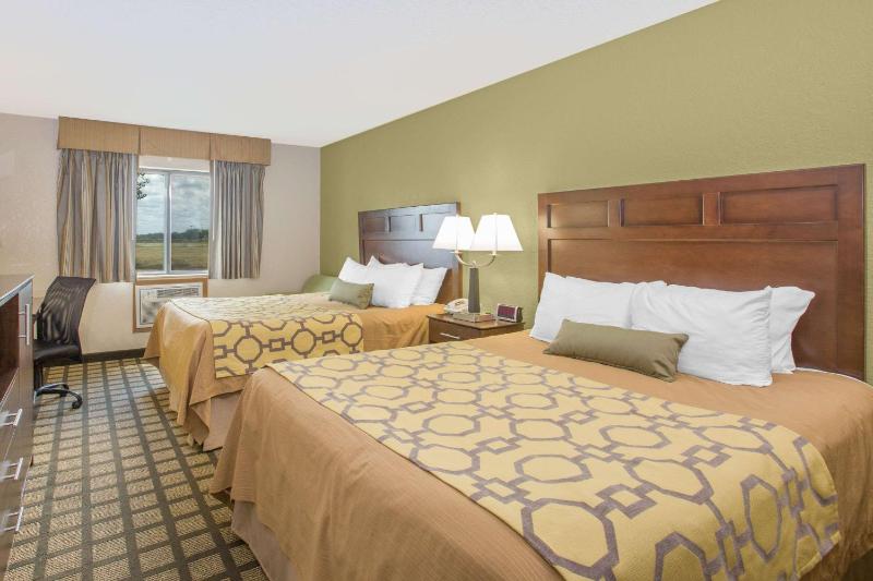 Queen Room with Two Queen Beds - Non-Smoking image 2