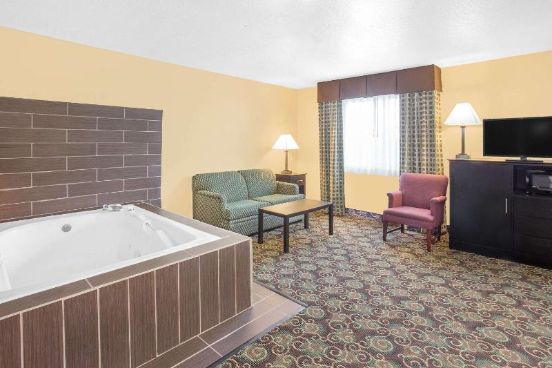 Deluxe King Studio Suite - Non-Smoking image 2
