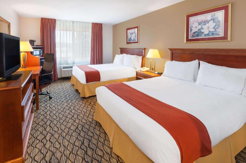 Queen Room with Two Queen Beds - Non-Smoking image 1