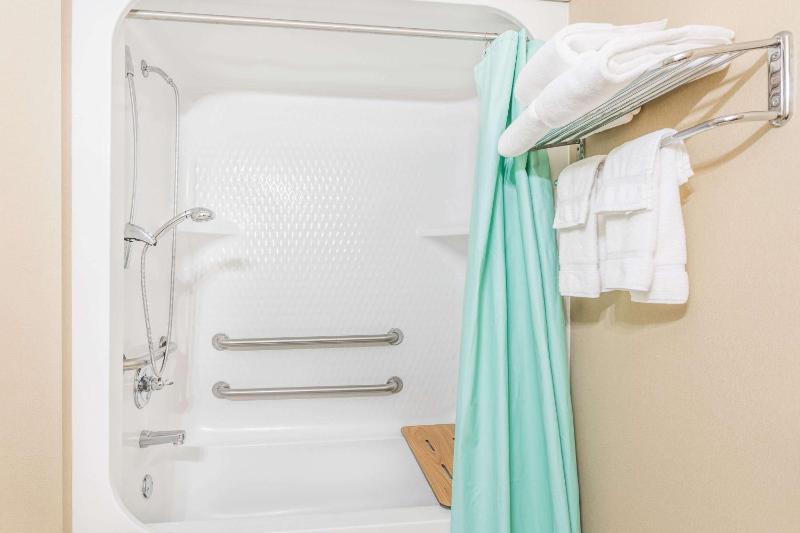 Deluxe Queen Room - Disability Access/Non-Smoking image 2