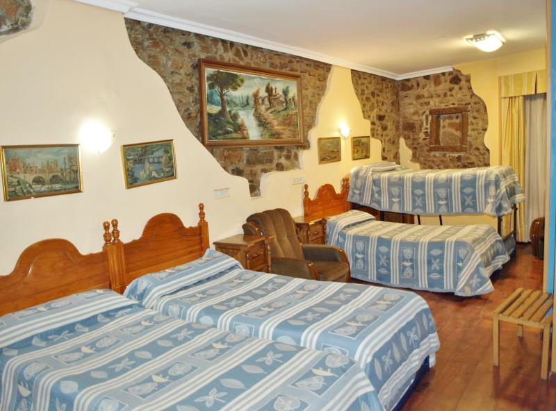 Family Room (5 Adults) image 4