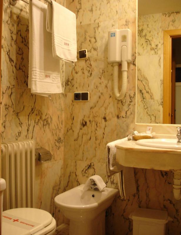 Quadruple Room image 4