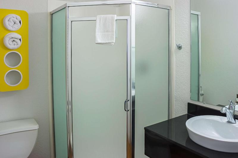 Queen Room - Non-Smoking image 3