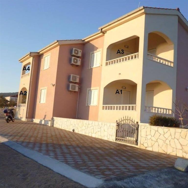 One-Bedroom Apartment with Balcony and Sea View image 3