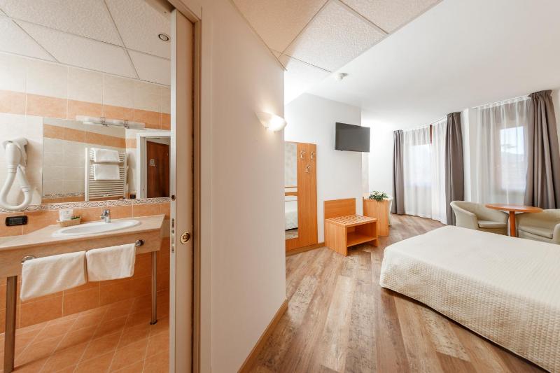 Double Room with Balcony image 4