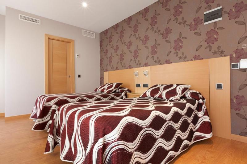Twin Room image 3