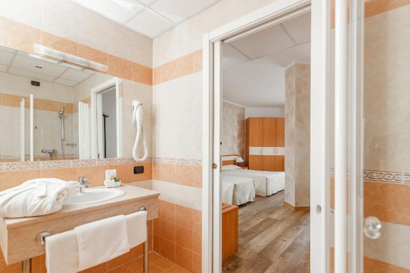 Classic Triple Room image 4