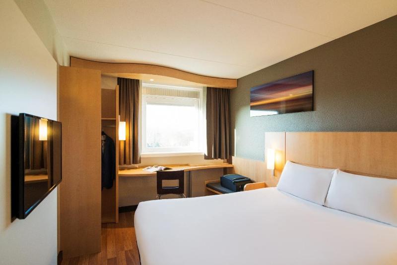 Standard Double Room image 3