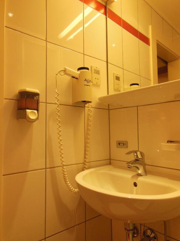 Double Room image 4