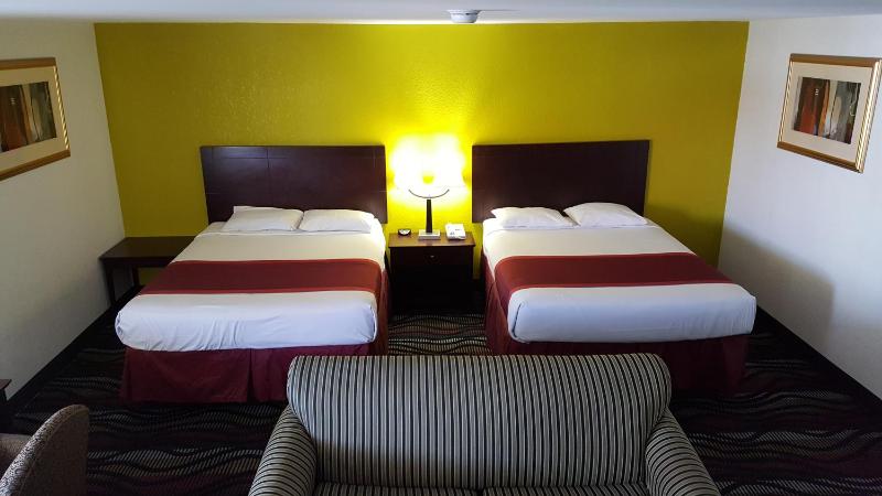 Queen Suite with Two Queen Beds image 3