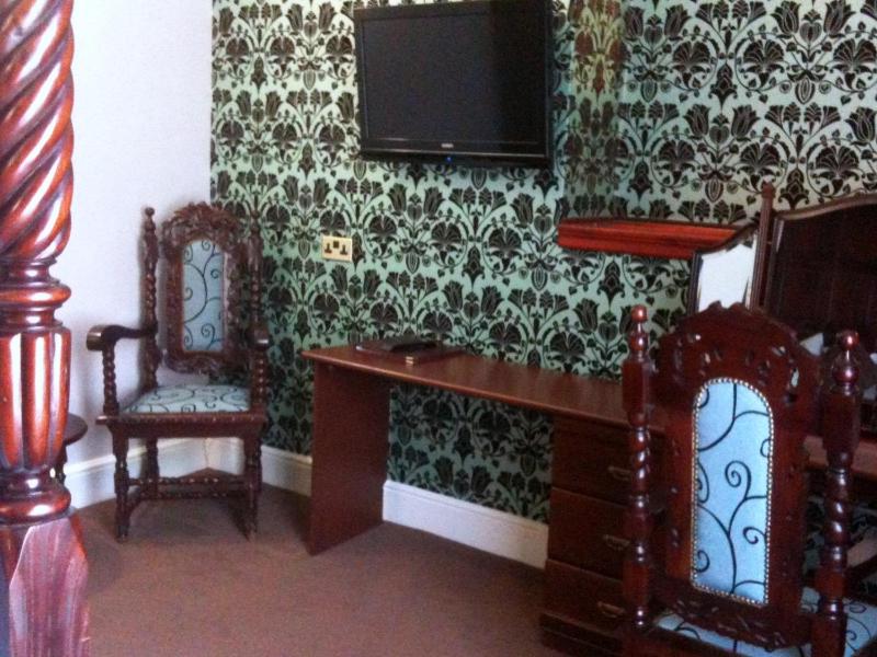 Executive Four-Poster Room image 3
