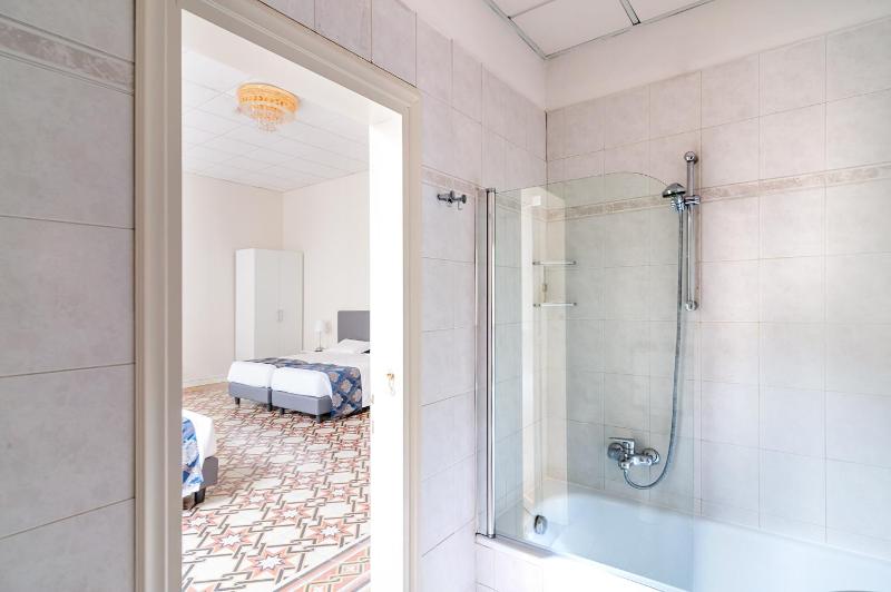 Superior Quadruple Room image 3