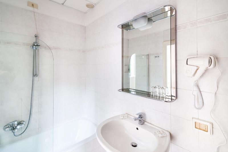 Superior Quadruple Room image 2