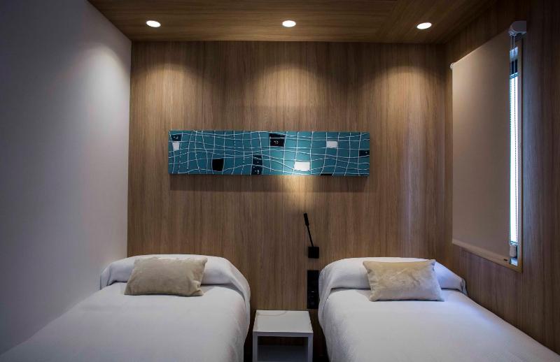 Twin Room with Private Bathroom image 1