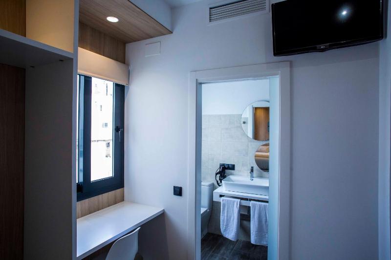 Queen Room with Private Bathroom image 2