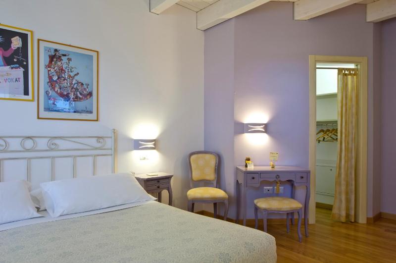 Double or Twin Room image 4